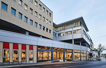Das Bildungs- und Qualifizierungszentrum L64 der AWO liegt an der Limitenstraße 64-78 in Rheydt. 