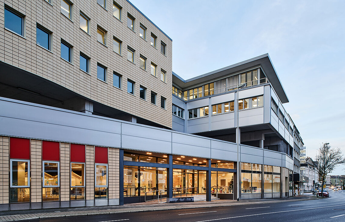 Das Bildungs- und Qualifizierungszentrum L64 der AWO liegt an der Limitenstraße 64-78 in Rheydt. 