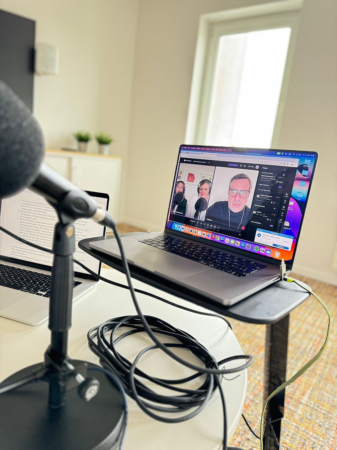 Podcast Aufnahme mit Laptop und Mirkofonen