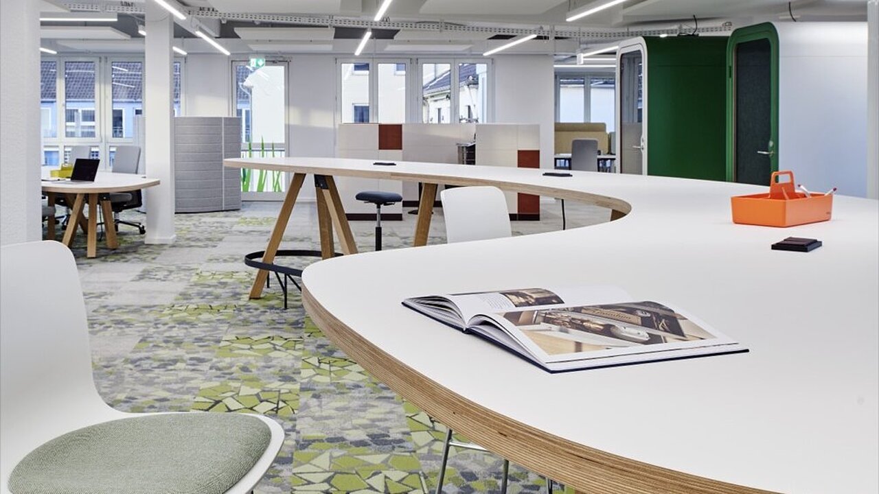 Ein weiß-grünes Büro mit Stühlen und Tischen im dritten Obergeschoss des L64 der AWO Mönchengladbach