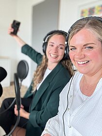 Zwei Frauen machen ein Selfie und lachen