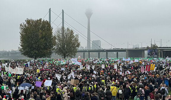 In Düsseldorf gingen 32.000 Menschen gegen den geplanten Sozialabbau auf die Straße