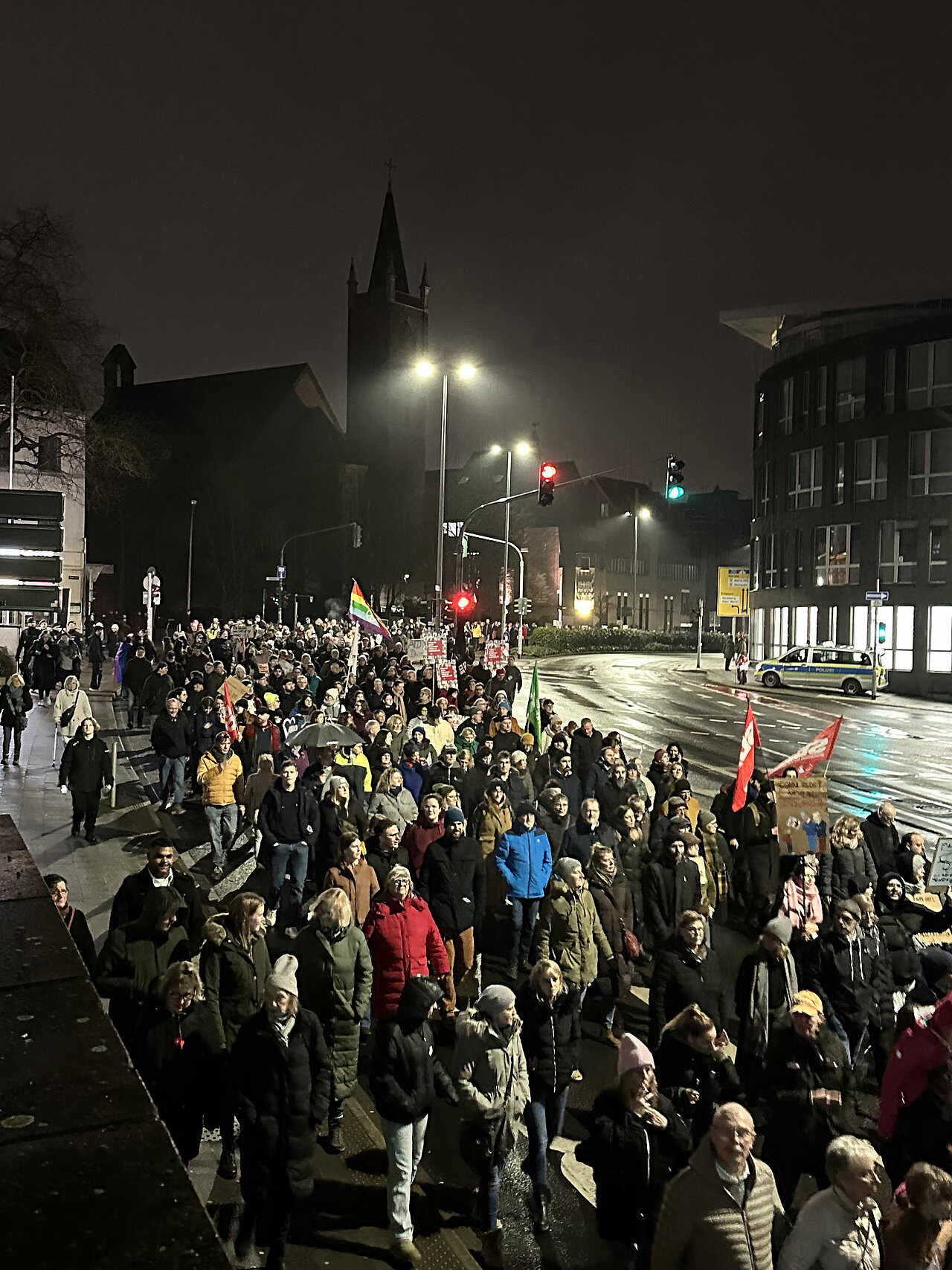 Am Abend des 25. Januar schreitet eine Menschenmenge mit Schildern gegen Faschismus durch eine Straße in Mönchengladbach.