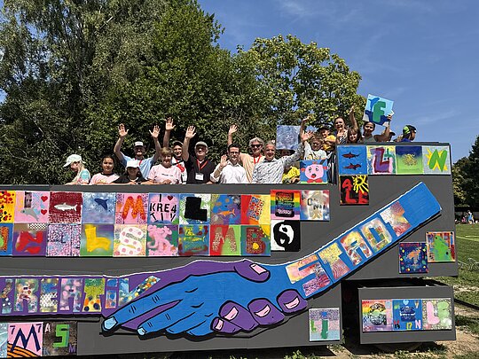 Weiterlesen über Vom Ferienprojekt zum Farbenmeer:  AWO Mönchengladbach rollt mit ganz besonderen Wagen in den Veilchendienstag
