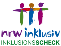 Logo des Inklusionsscheck zeigt drei farbenfrohen, stilisierten menschlichen Figuren und dem Text „nrw inklusiv INKLUSIONSSCHECK“ darunter als Symbol für den Inklusionsscheck Nordrhein-Westfalen für inklusive Veranstaltung und barrierefreie Internetseite.