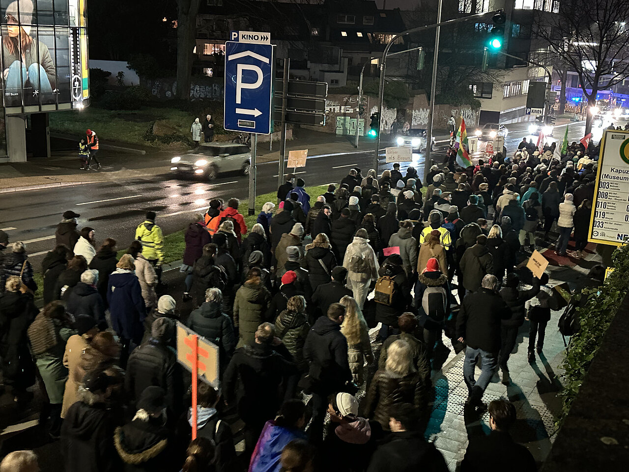 Am Abend des 25. Januar schreitet eine Menschenmenge mit Schildern gegen Faschismus durch eine Straße in Mönchengladbach.
