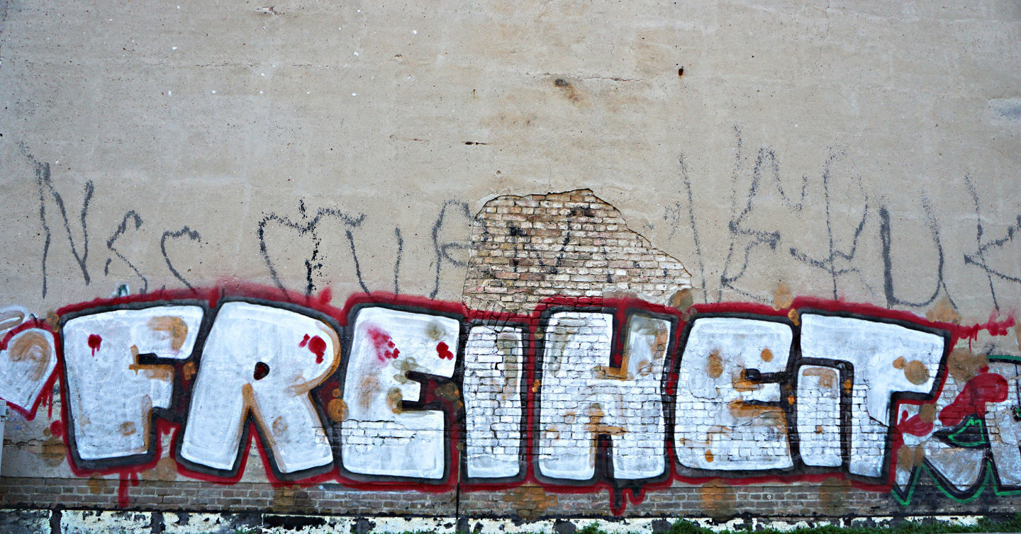 Graffiti des Wortes "Freiheit" an der Seite eines Gebäudes.